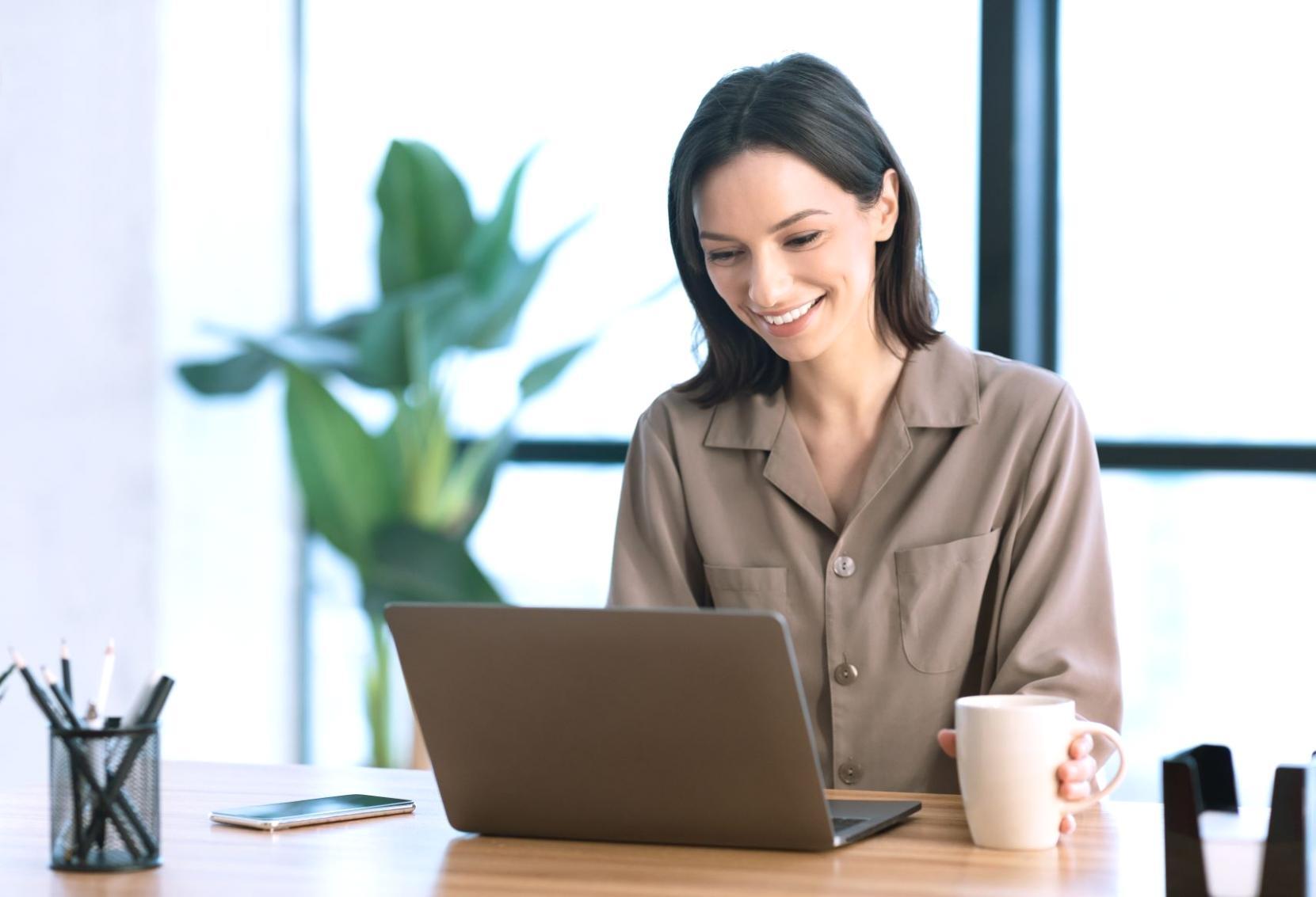 Profesionales trabajando con herramientas de analítica web